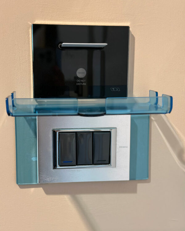 shelfy-c supporto smartphone telefoni plexiglas celeste portaoggetti